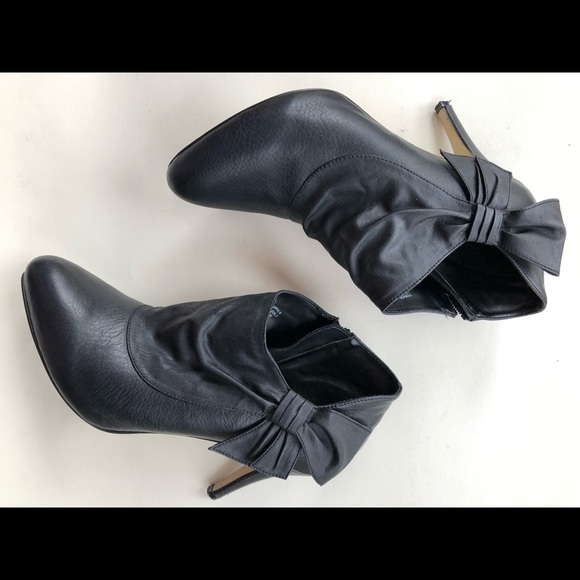 White House Black Market Shoes - Bow tie Black Boots 8.5 WHBM EUC